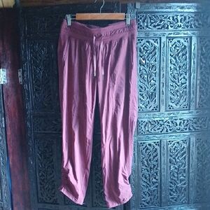 lululemon athletica Cropped Pants in Burgundy
